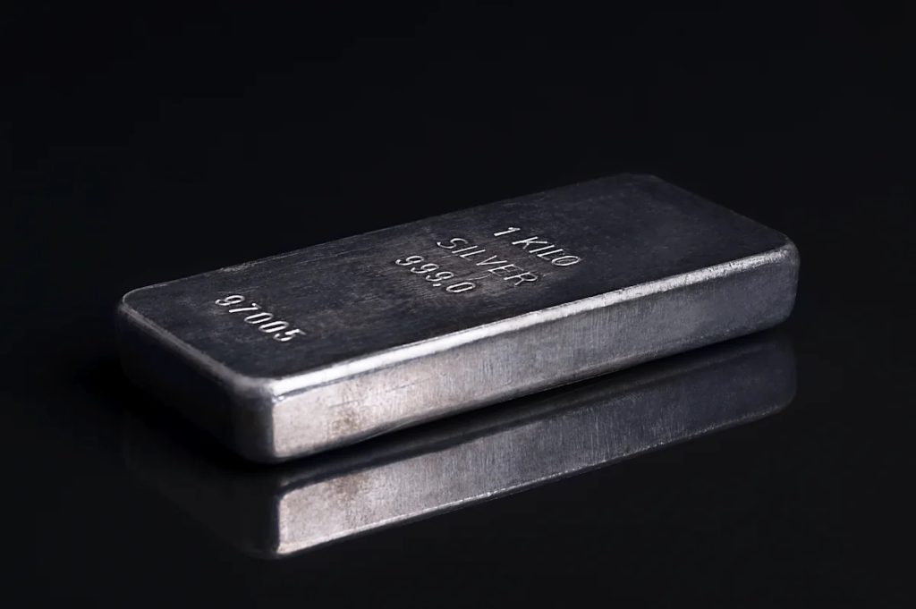 Silver rises as investors look past inflation risk
